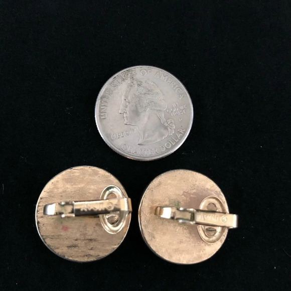 Avon Stamped Round Clip On Earrings White Gold - Picture 4 of 5